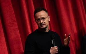 Сійярто звинуватив Україну в шантажі через зупинення транзиту нафти