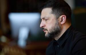 В первый день войны охрана Зеленского вытолкала его из кабинета во время совещания из-за вероятной угрозы жизни