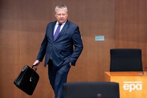 Калю наказали евакуювати дипломатів із Києва, сам же він залишився в готелі