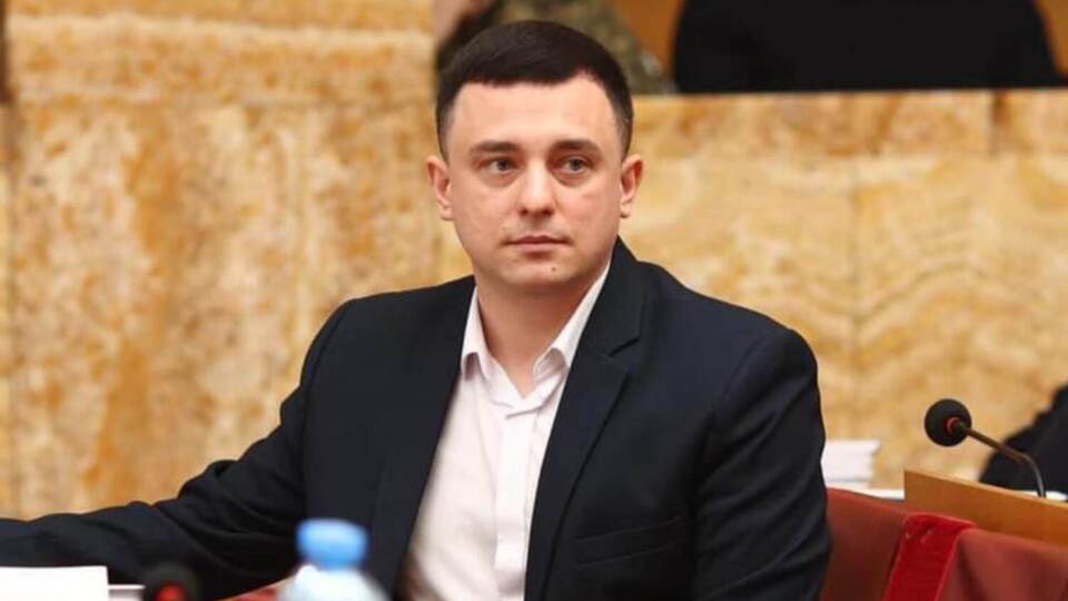 По словам Цебера, Орбан идеологически настроен против Украины и не может изменить свою позицию из-за компромата и поддержки России