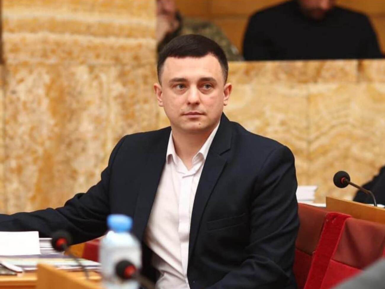 По словам Цебера, Орбан идеологически настроен против Украины и не может изменить свою позицию из-за компромата и поддержки России