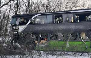 Унаслідок зіткнення водій автобуса й водій автопоїзда загинули на місці події