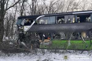 В результате столкновения водитель автобуса и водитель автопоезда погибли на месте происшествия