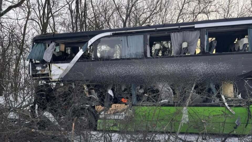 В результате столкновения водитель автобуса и водитель автопоезда погибли на месте происшествия
