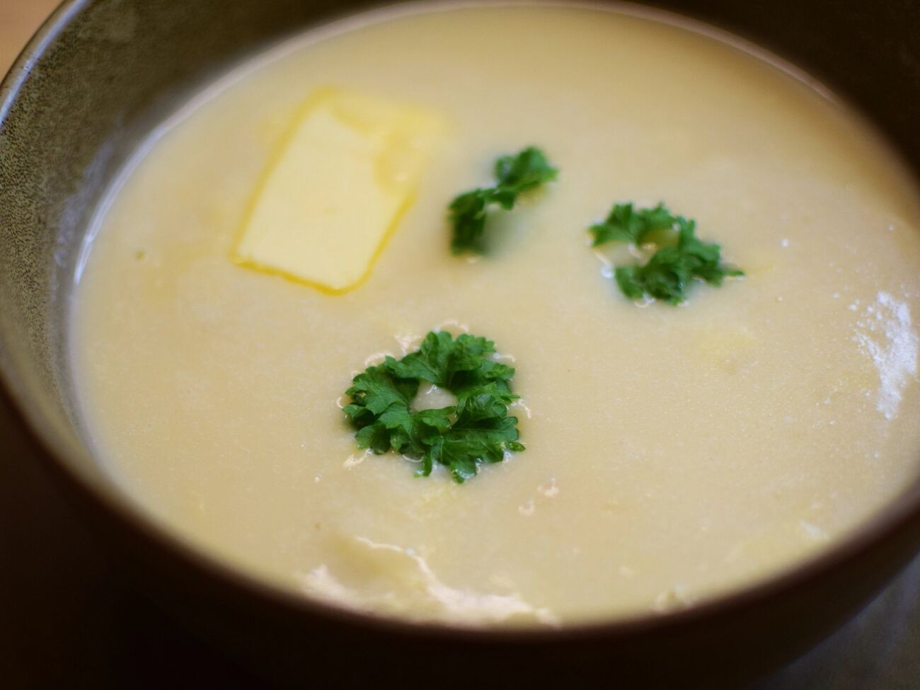 Для супа понадобятся одна луковица и три моркови