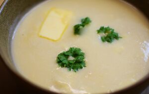 Для супу знадобляться одна цибулина і три морквини