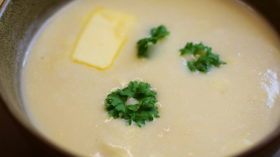 Для супа понадобятся одна луковица и три моркови