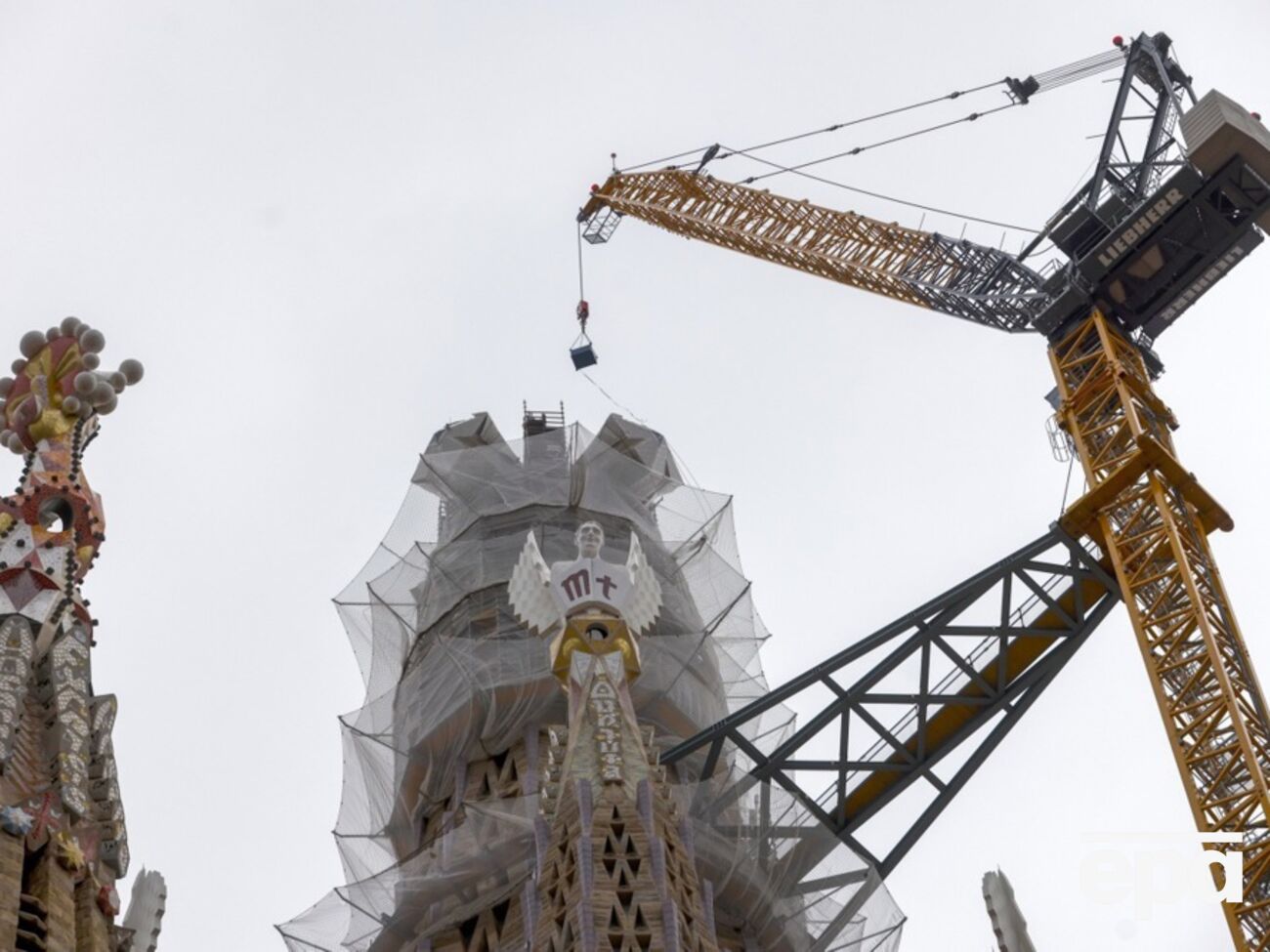 На самый известный храм Барселоны установили крест