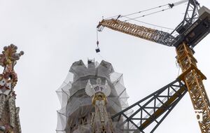 На самый известный храм Барселоны установили крест