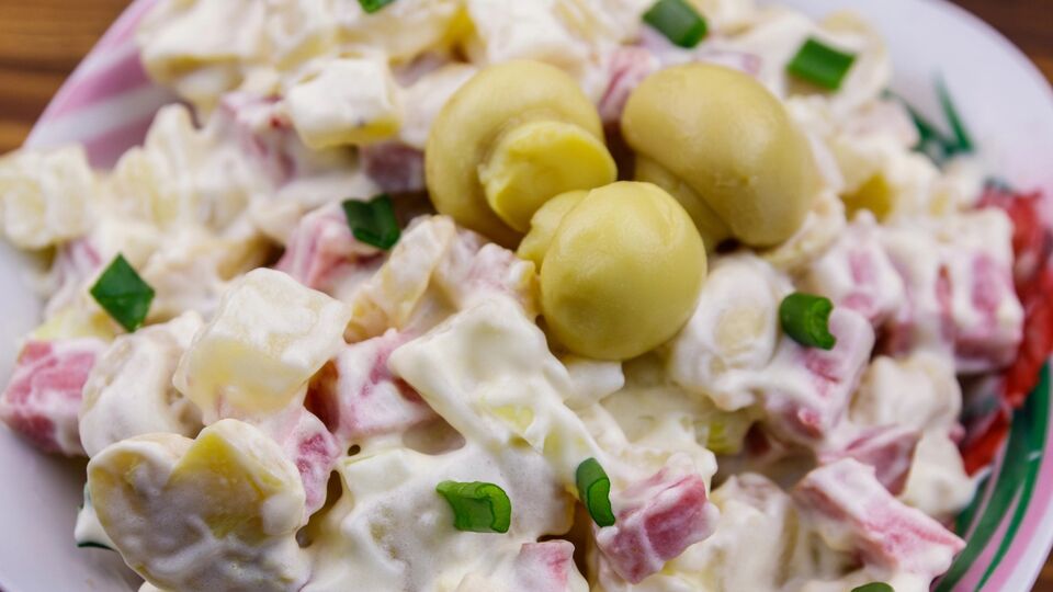 Лук для салата нужно замариновать