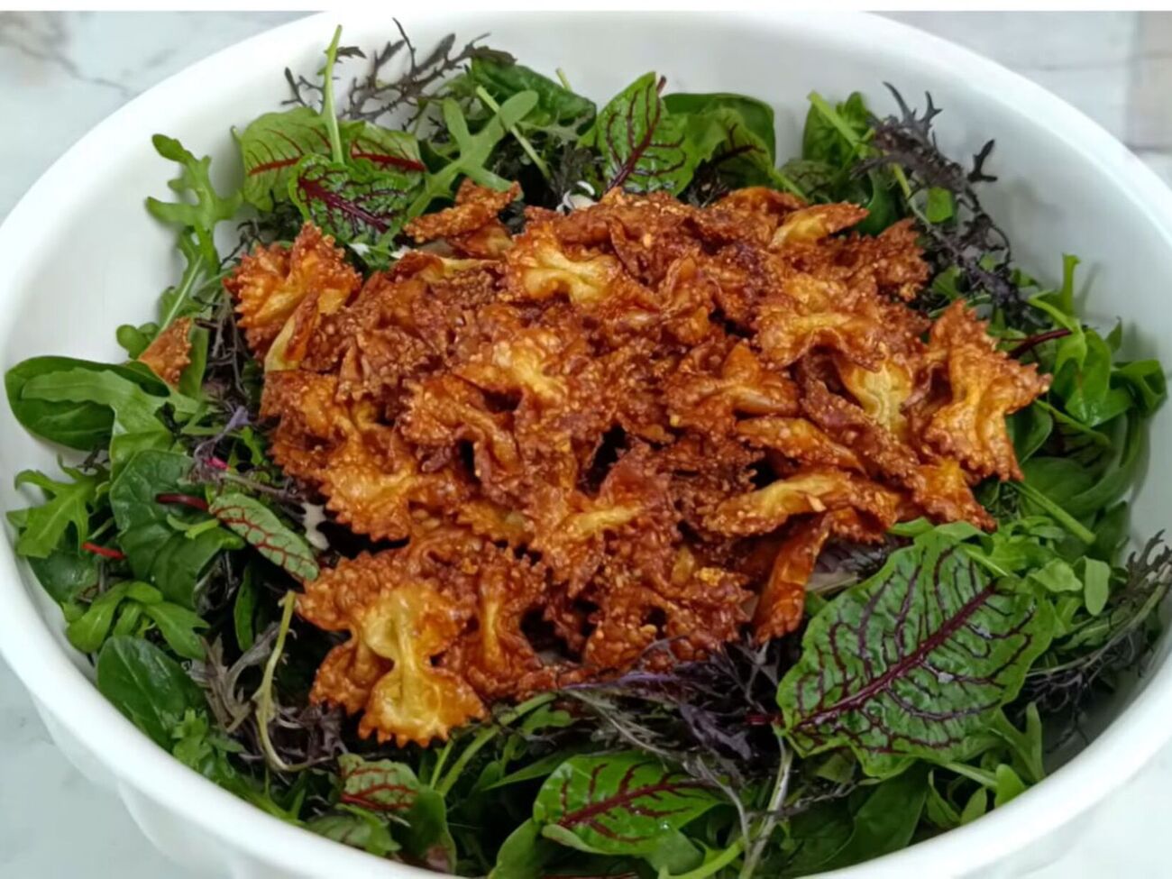 Подавайте салат сразу после сборки – макароны должны оставаться хрустящими