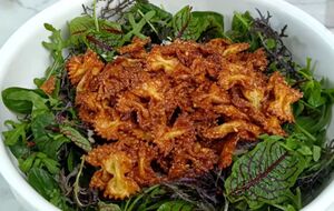 Подавайте салат сразу после сборки – макароны должны оставаться хрустящими