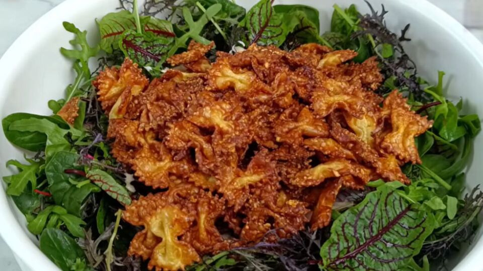 Подавайте салат сразу после сборки – макароны должны оставаться хрустящими