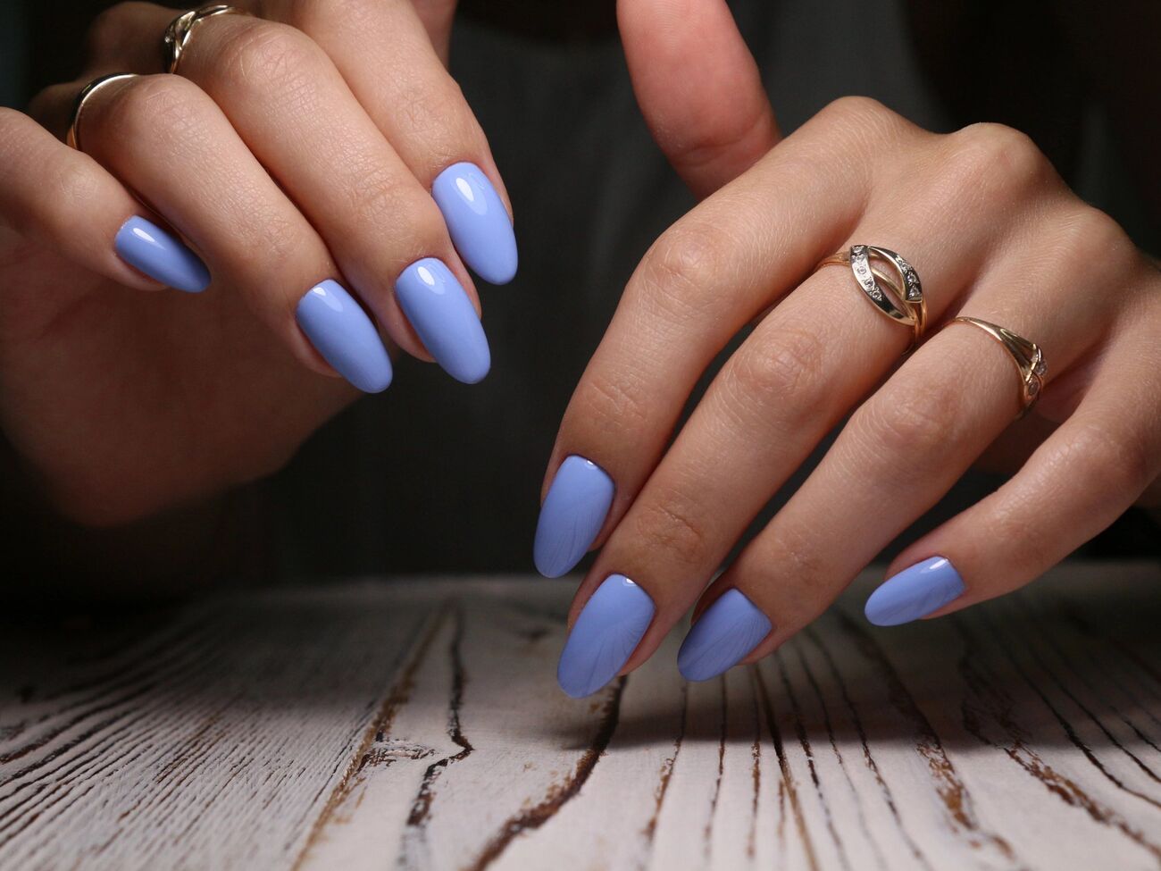 Довгі нігті мають бездоганний вигляд лише до того моменту, коли потрібно зробити щось у побуті