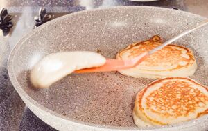 Оладьи жарят сразу