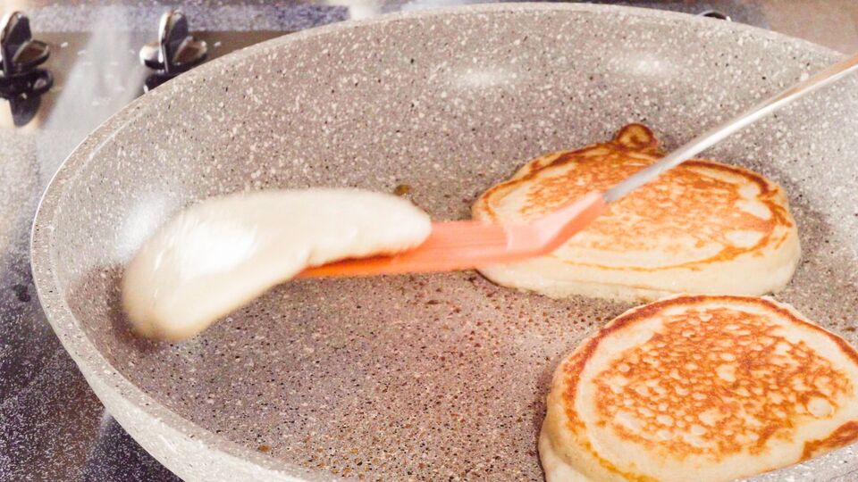 Оладьи жарят сразу