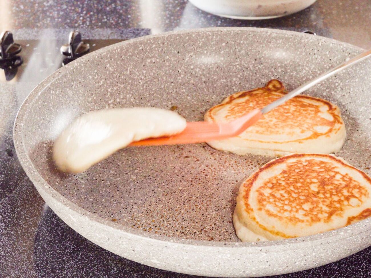 Оладьи жарят сразу