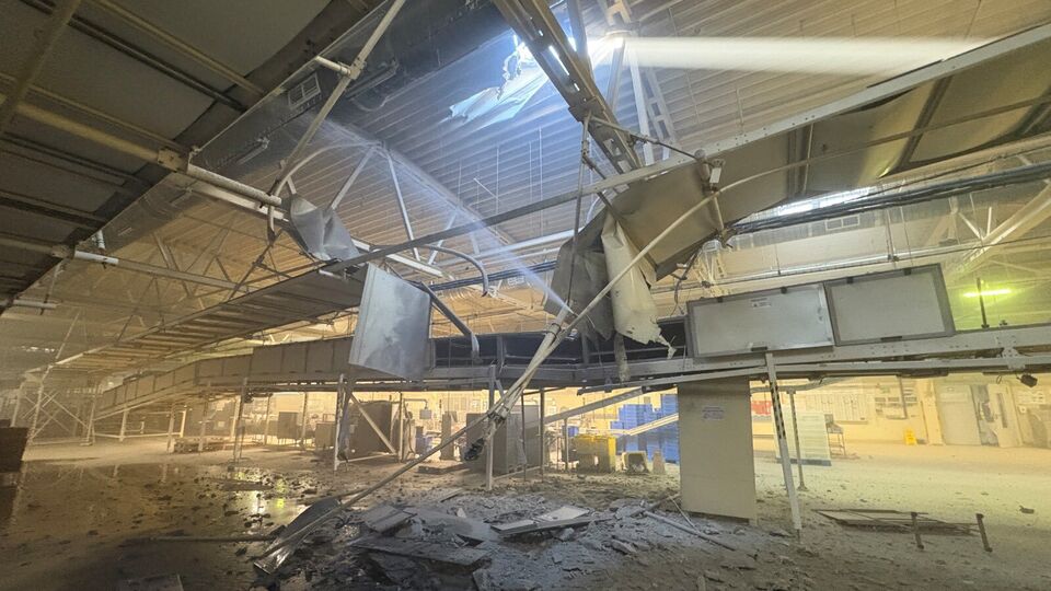 Ракета РФ попала в производственное отделение завода