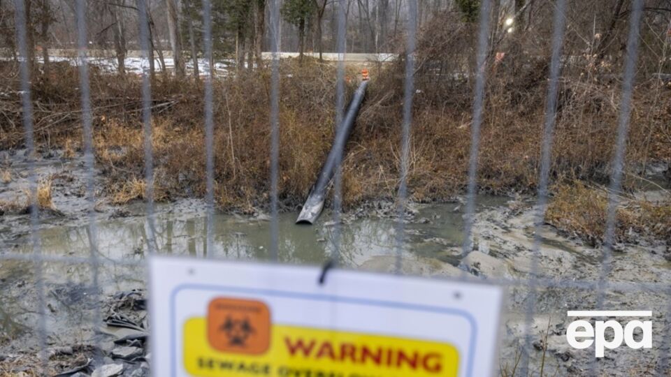 Миллионы галлонов сточных вод вылились в реку