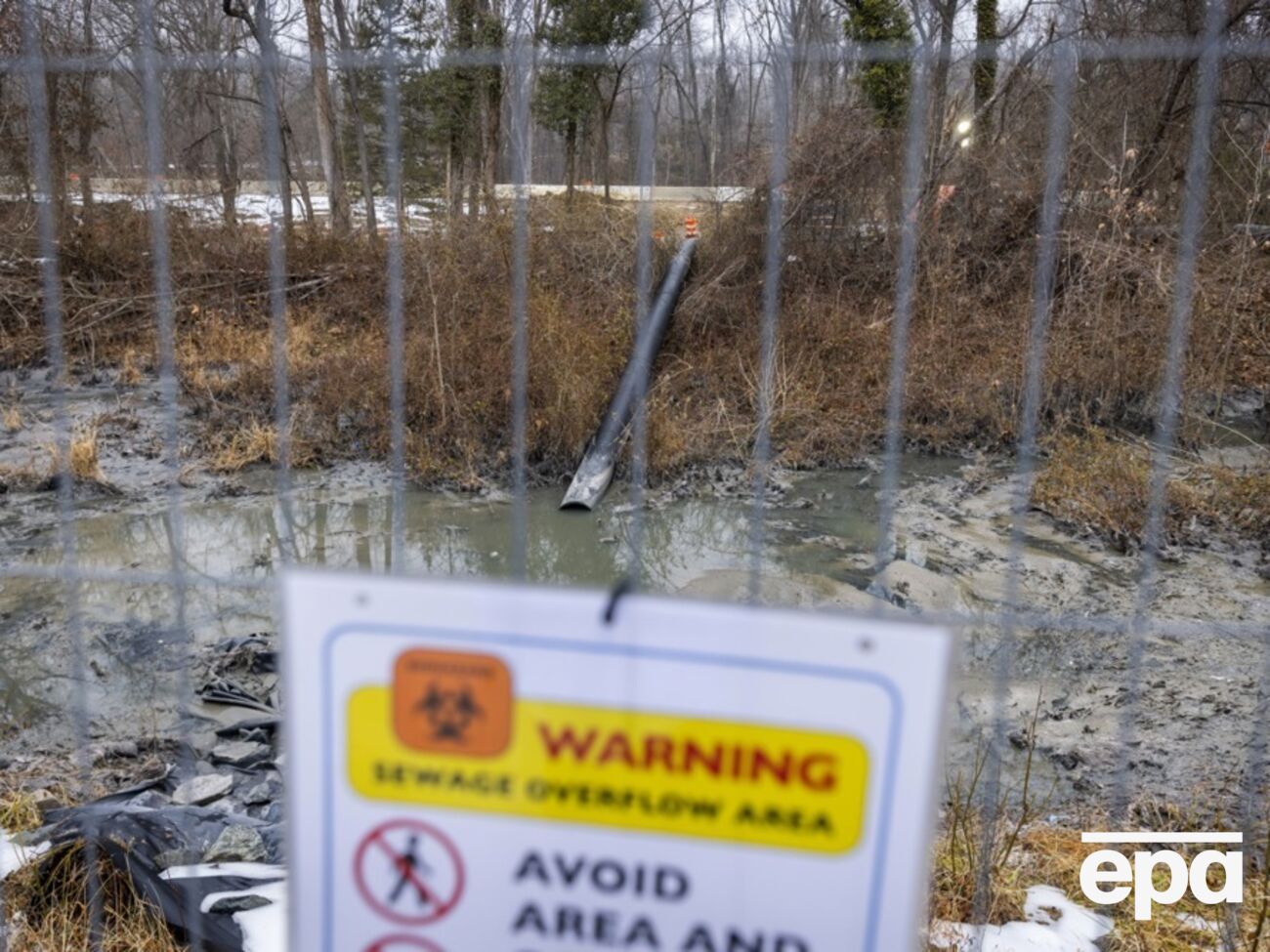 Миллионы галлонов сточных вод вылились в реку