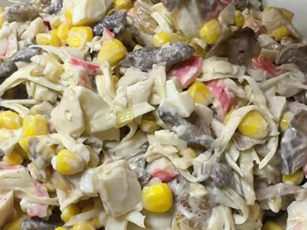 Грибы и лук для салата нужно обжарить