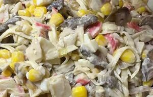 Грибы и лук для салата нужно обжарить