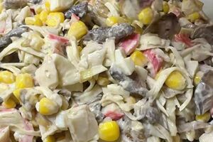 Грибы и лук для салата нужно обжарить