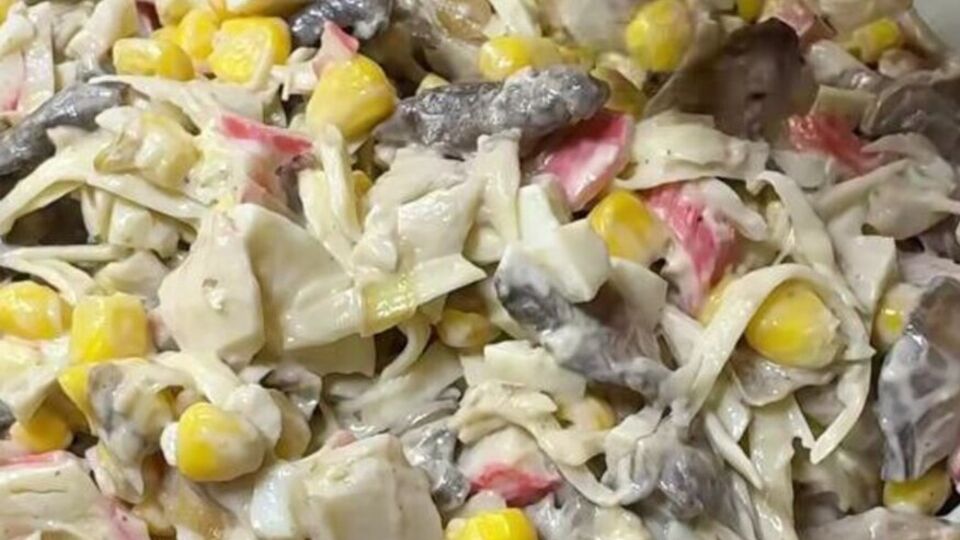 Грибы и лук для салата нужно обжарить