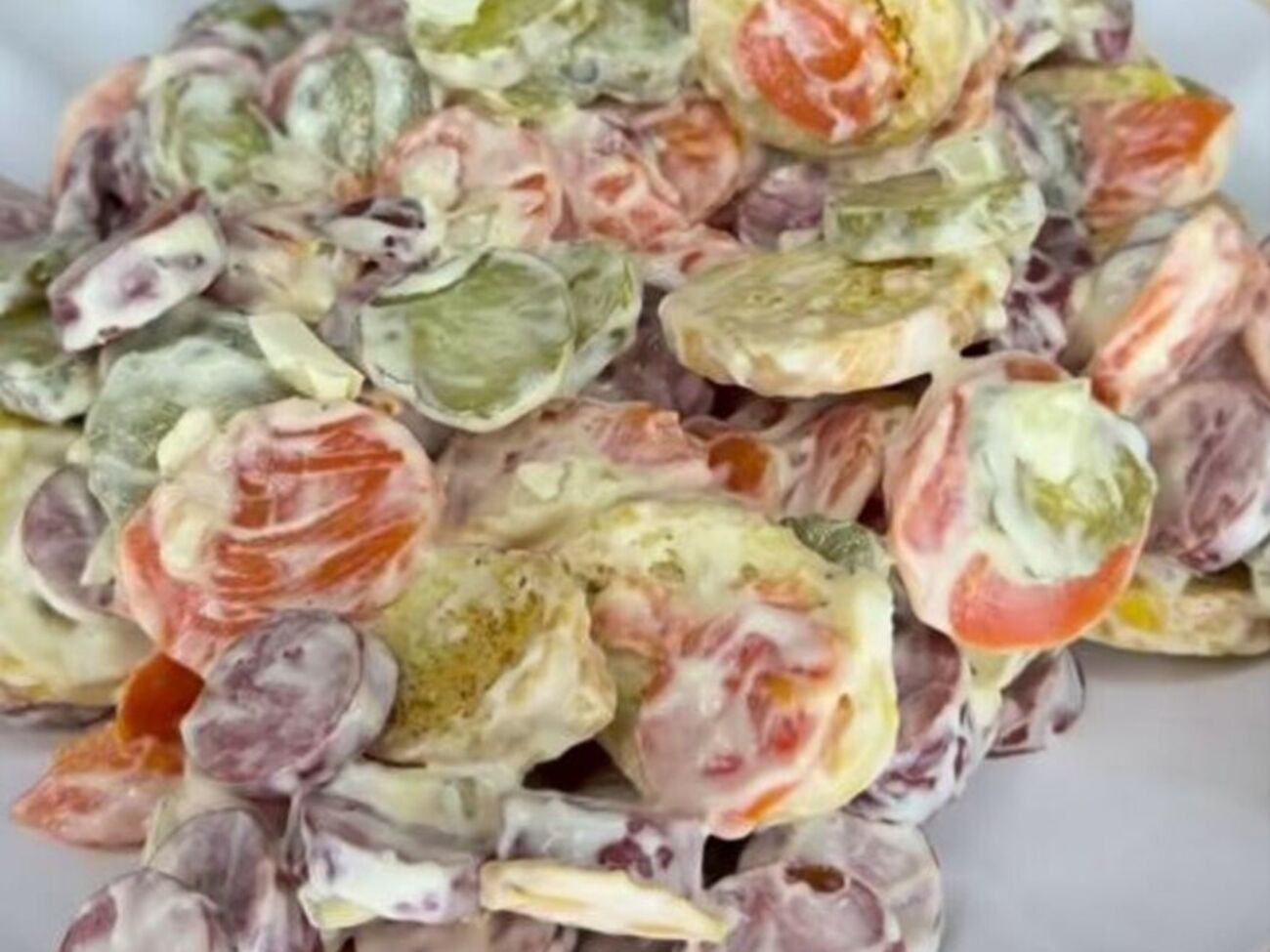 Из овощей для салата понадобятся огурец, морковь и лук