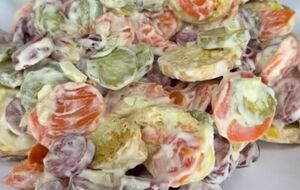 Из овощей для салата понадобятся огурец, морковь и лук