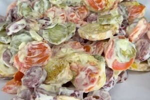 Из овощей для салата понадобятся огурец, морковь и лук