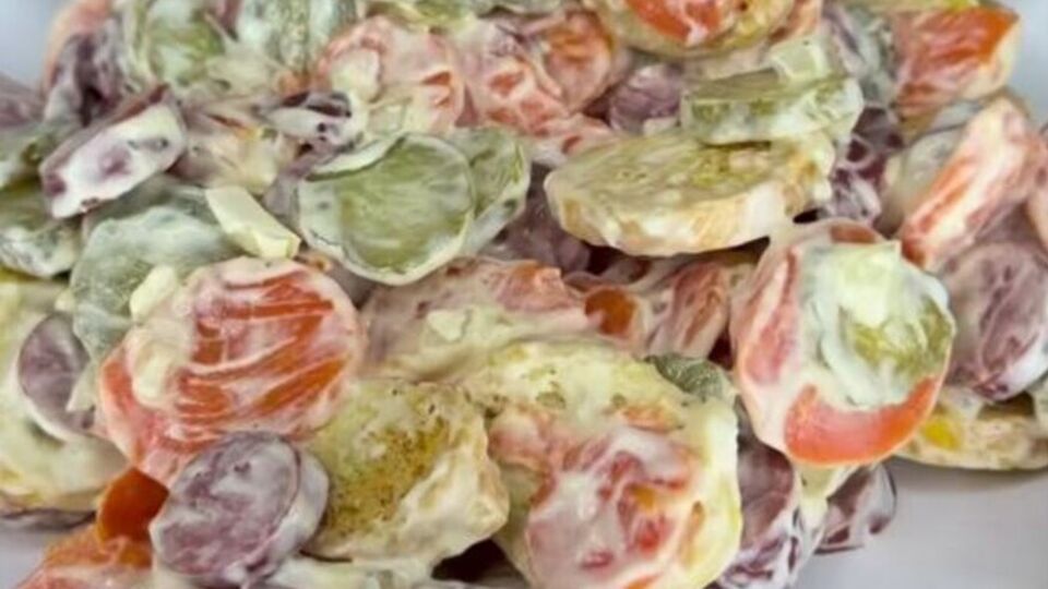 Из овощей для салата понадобятся огурец, морковь и лук