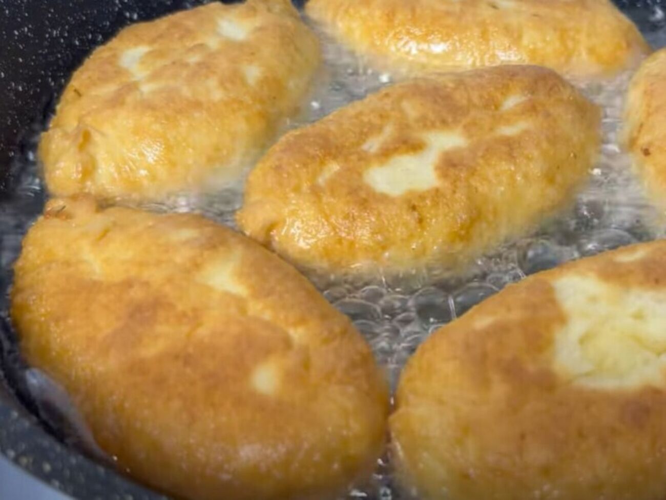 Для теста возьмите 250 мл воды и 250 мл молока