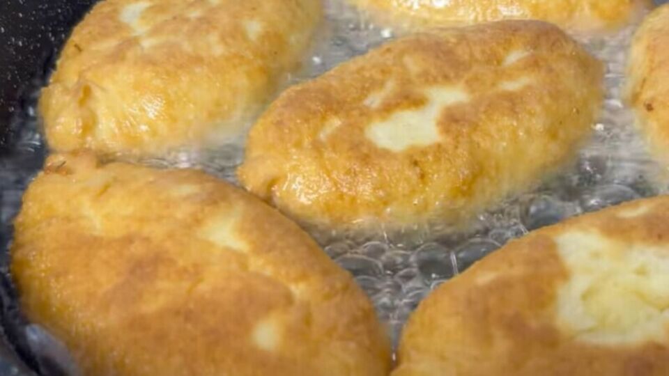 Для теста возьмите 250 мл воды и 250 мл молока