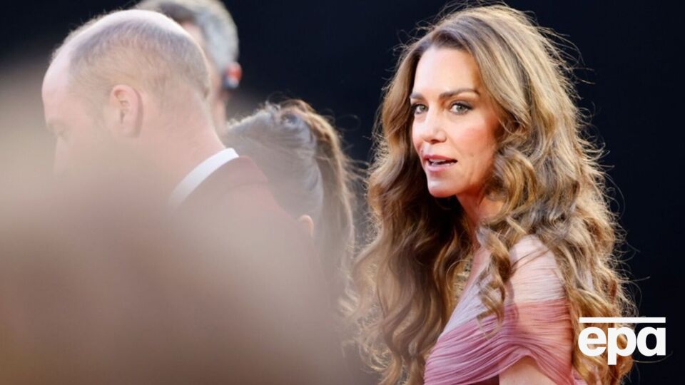 Принц Уильям и его жена Кэтрин не стали общаться с прессой, направляясь в Королевский фестивальный зал