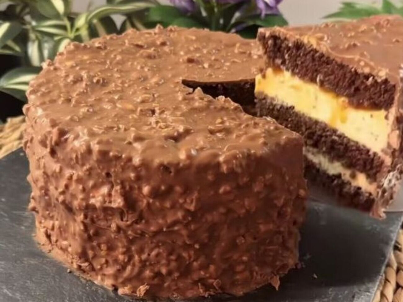 Для торта нужно сделать бисквит, крем и карамель