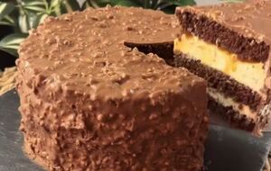 Для торта нужно сделать бисквит, крем и карамель