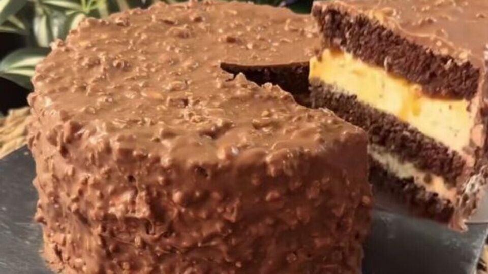 Для торта нужно сделать бисквит, крем и карамель