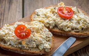 Для намазки возьмите 100 г консервированной фасоли