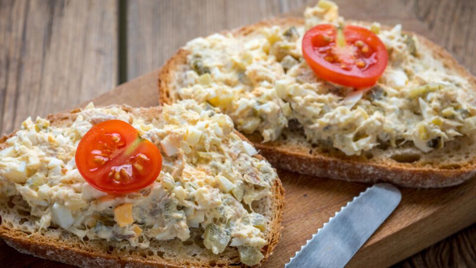 Для намазки возьмите 100 г консервированной фасоли