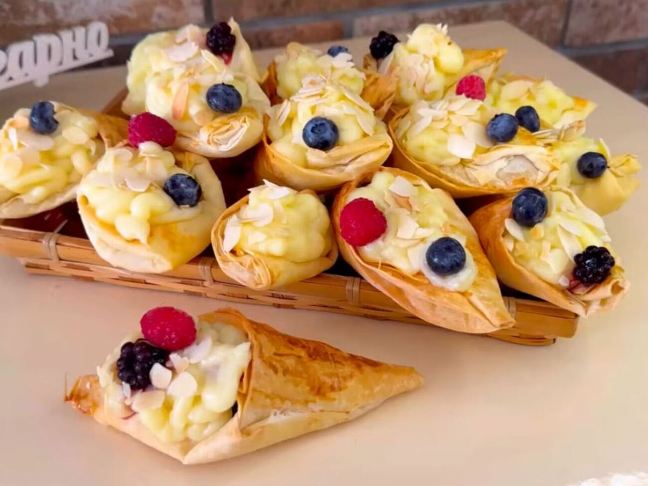 Выпекайте трубочки 15 минут при 180 °C