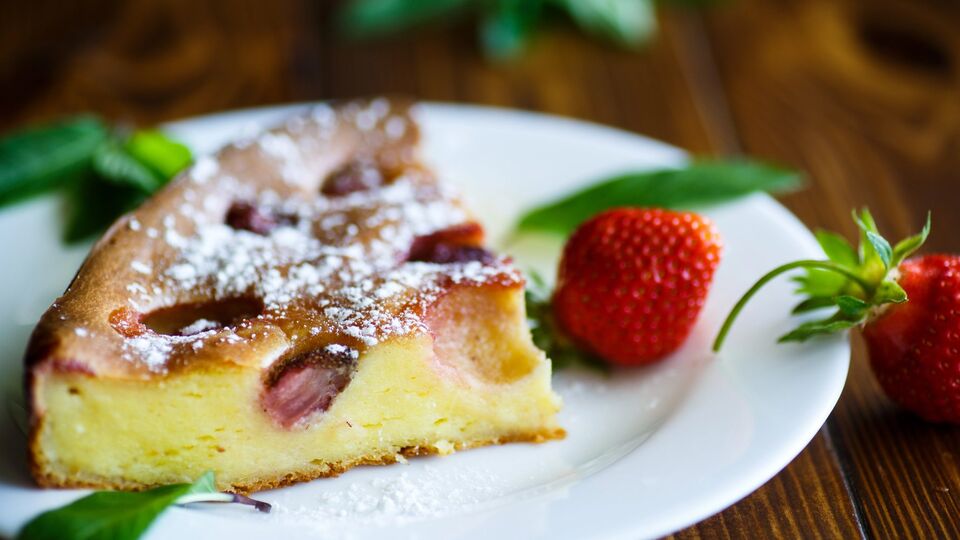 К запеканке можно добавить клубнику