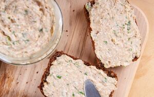 Намазку подают с хлебом