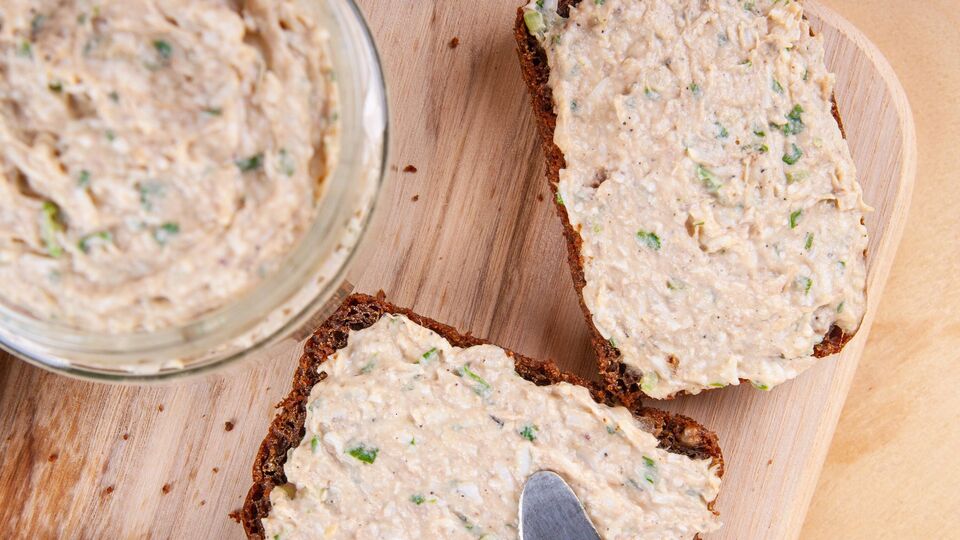 Намазку подают с хлебом