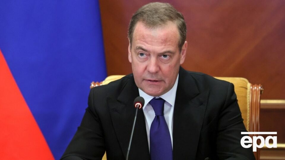 Медведев заявил, что украинские власти якобы могут сбежать в одну из соседних стран – в Польшу, в Великобританию или в другие страны Европы