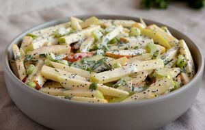 Для заправки салата понадобятся йогурт и горчица