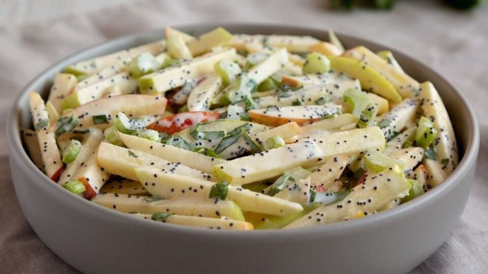 Для заправки салата понадобятся йогурт и горчица