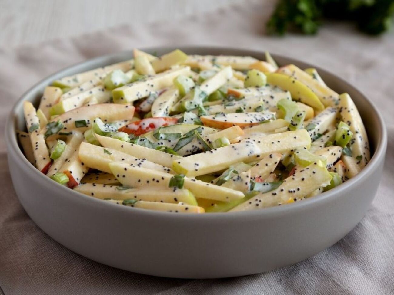 Для заправки салата понадобятся йогурт и горчица