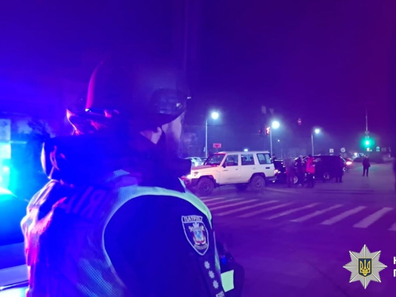 Вибух стався у момент, коли поліцейські приїхали на перезмінку й припаркували автомобілі на території АЗС у Миколаєві