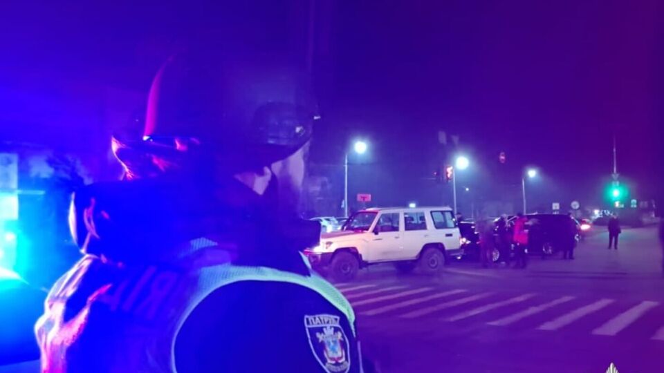 Взрыв произошел в момент, когда полицейские приехали на пересменку и припарковали автомобили на территории АЗС в Николаеве